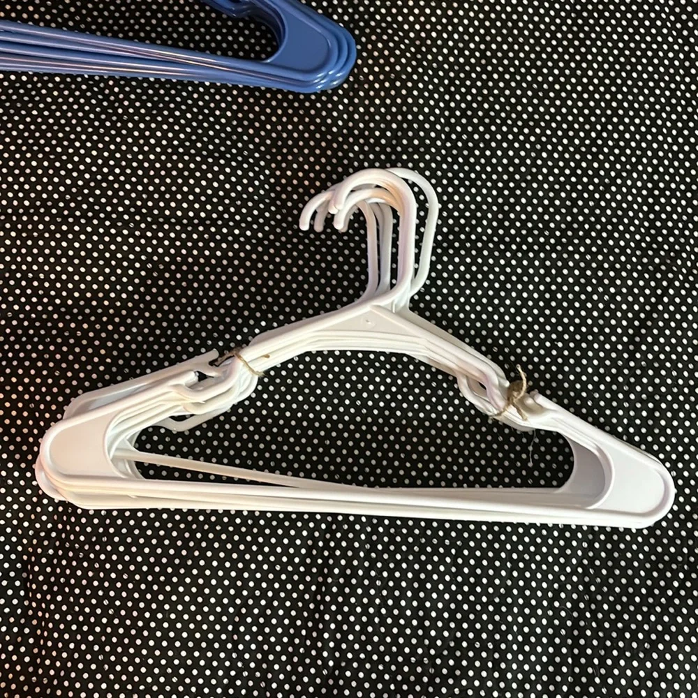 🌼🌿Twenty blue and white plastic coat hangers🌼🌿